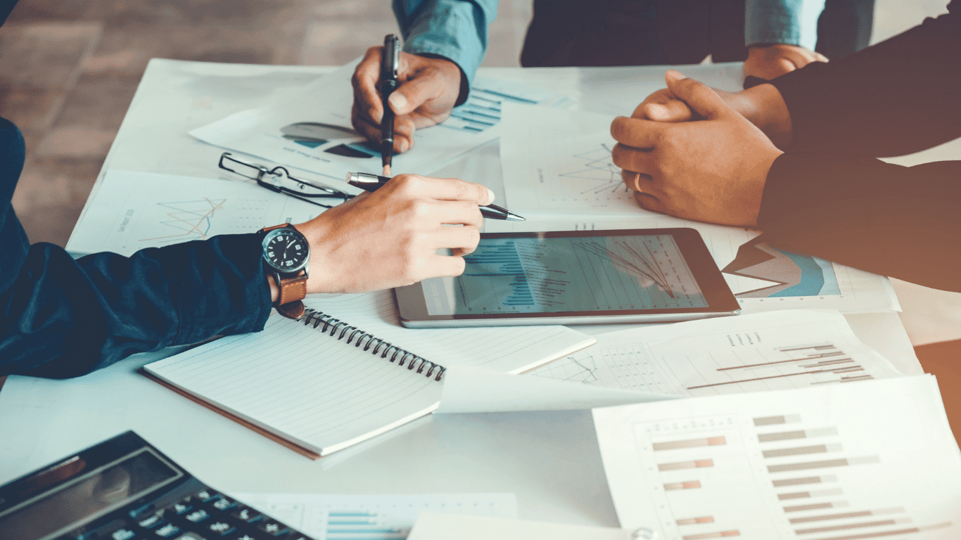 Analyse de gestion du risque client et financier en réunion d'entreprise.